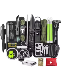 In dit kleine etui zit alles wat je nodig hebt om te overleven: bevat onder andere een EHBO-kit, mes, kompas, set om te vissen en een paracord. In dit kleine etui zit alles wat je nodig hebt om te overleven: bevat onder andere een EHBO-kit, mes, kompas, set om te vissen en een paracord.